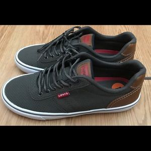 Men’s Levi’s size 7 sneaker shoe like new